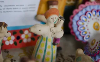 «Здесь русский дух»: открылась выставка народных глиняных игрушек