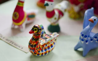 «Здесь русский дух»: открылась выставка народных глиняных игрушек