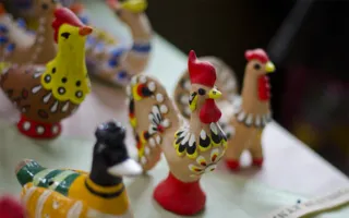 «Здесь русский дух»: открылась выставка народных глиняных игрушек