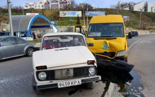Авария на улице Пожарова: «Нива» не пропустила «маршрутку»