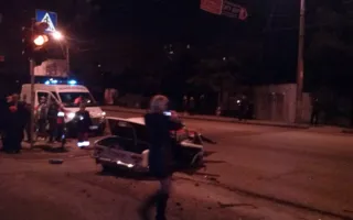 В новогоднюю ночь «копейка» протаранила остановку «38-я школа»