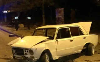 В новогоднюю ночь «копейка» протаранила остановку «38-я школа»