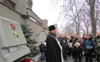 На аллее городов-героев в Севастополе отслужили панихиду по погибшим в теракте