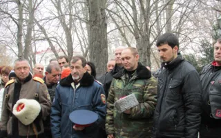 На аллее городов-героев в Севастополе отслужили панихиду по погибшим в теракте