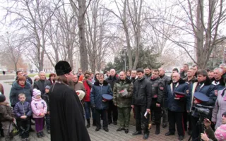 На аллее городов-героев в Севастополе отслужили панихиду по погибшим в теракте
