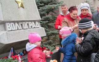 На аллее городов-героев в Севастополе отслужили панихиду по погибшим в теракте