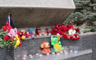 На аллее городов-героев в Севастополе отслужили панихиду по погибшим в теракте