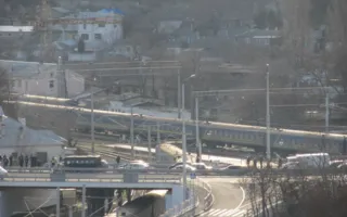 С железнодорожного моста упал грузовик с мясом
