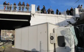 С железнодорожного моста упал грузовик с мясом