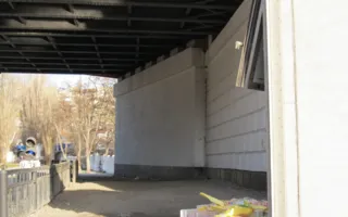 С железнодорожного моста упал грузовик с мясом