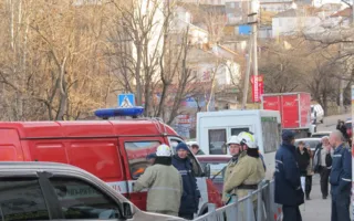 С железнодорожного моста упал грузовик с мясом