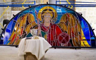 В храме святителя Николая чудотворца установлен последний витраж