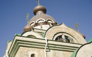 В храме святителя Николая чудотворца установлен последний витраж