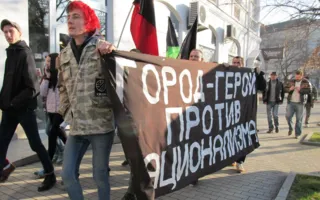 В память об Анастасии Бабуровой севастопольские антифашисты провели в центре города кинопоказ и мини-марш