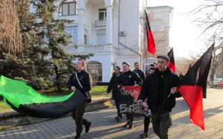 В память об Анастасии Бабуровой севастопольские антифашисты провели в центре города кинопоказ и мини-марш