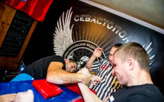 В соревновании рукоборцев победил севастопольский «Титан»