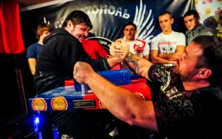 В соревновании рукоборцев победил севастопольский «Титан»