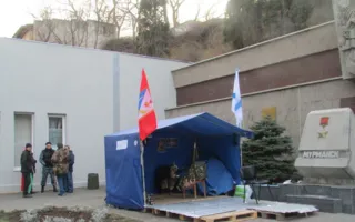 СГГА в палатке охраняют старые моряки-черноморцы, а развлекают пенсионеры с баяном