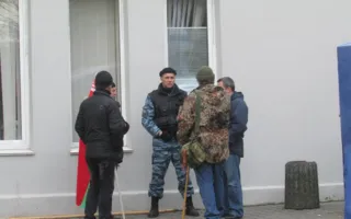 СГГА в палатке охраняют старые моряки-черноморцы, а развлекают пенсионеры с баяном