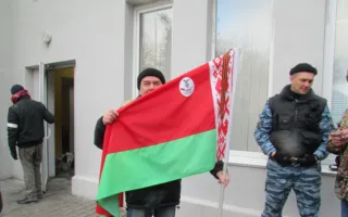 СГГА в палатке охраняют старые моряки-черноморцы, а развлекают пенсионеры с баяном