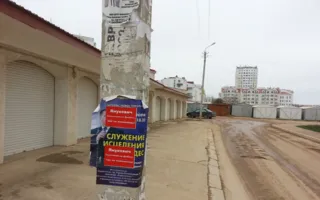 По Севастополю стали появляться наклейки «Янукович! Севастополь — не Донбасс! Нас не поломаешь!»