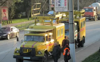 Гружёная фура едва не снесла остановку «Улица Дмитрия Ульянова»