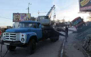 Гружёная фура едва не снесла остановку «Улица Дмитрия Ульянова»
