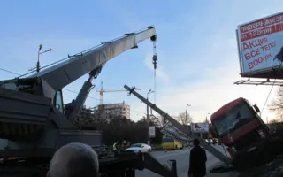 Гружёная фура едва не снесла остановку «Улица Дмитрия Ульянова»