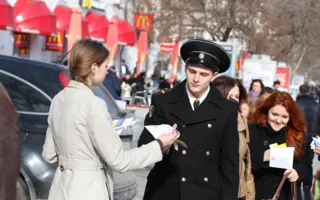 Юристы подарили горожанам возможность получить бесплатную консультацию вместе с... конфетами