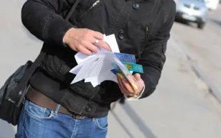Юристы подарили горожанам возможность получить бесплатную консультацию вместе с... конфетами