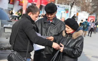 Юристы подарили горожанам возможность получить бесплатную консультацию вместе с... конфетами