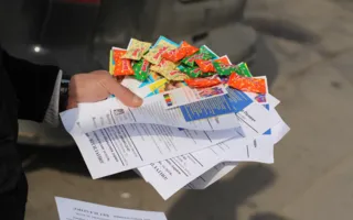 Юристы подарили горожанам возможность получить бесплатную консультацию вместе с... конфетами