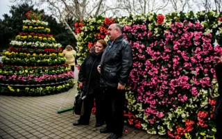 Цветочная выставка в последний зимний месяц подарила городу весну