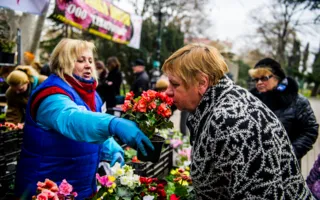 Цветочная выставка в последний зимний месяц подарила городу весну