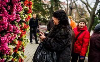 Цветочная выставка в последний зимний месяц подарила городу весну