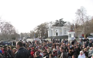 Севастопольцы после митинга пошли просить помощи у Черноморского флота