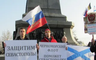 Севастопольцы после митинга пошли просить помощи у Черноморского флота