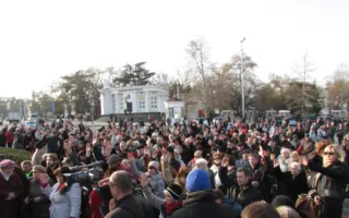 Севастопольцы после митинга пошли просить помощи у Черноморского флота