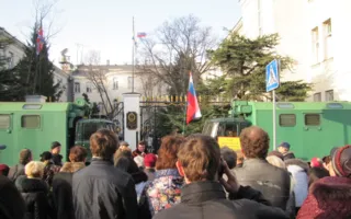 Севастопольцы после митинга пошли просить помощи у Черноморского флота