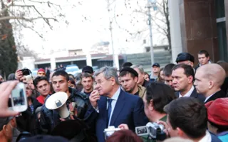 Севастопольцы после митинга пошли просить помощи у Черноморского флота