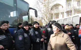 Сотни севастопольцев со слезами на глазах встречали вернувшихся из Киева сотрудников ППС