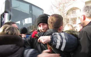 Сотни севастопольцев со слезами на глазах встречали вернувшихся из Киева сотрудников ППС