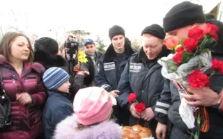 Сотни севастопольцев со слезами на глазах встречали вернувшихся из Киева сотрудников ППС