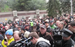Рубанов, Дойников и Чалый пытаются уговорить людей разойтись до завтра