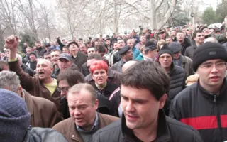 Рубанов, Дойников и Чалый пытаются уговорить людей разойтись до завтра