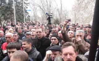 Рубанов, Дойников и Чалый пытаются уговорить людей разойтись до завтра