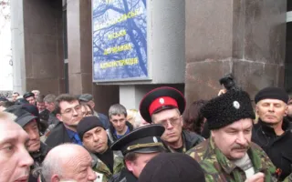Рубанов, Дойников и Чалый пытаются уговорить людей разойтись до завтра