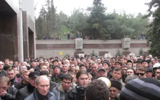 Рубанов, Дойников и Чалый пытаются уговорить людей разойтись до завтра
