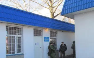Штаб ВМСУ блокируют севастопольцы и неизвестные военные 