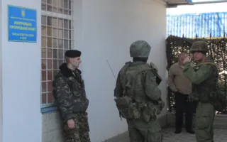 Штаб ВМСУ блокируют севастопольцы и неизвестные военные 